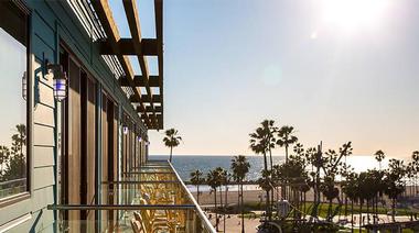 Venice Beach - Hotel Erwin, a Romantic Getaway in California